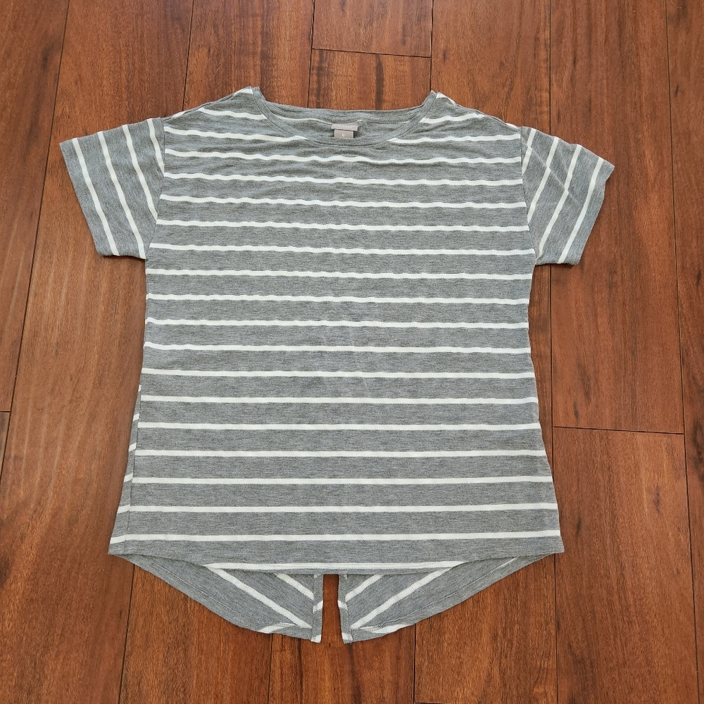 CHICO'S GRAY AND WHITE STRIPED SHORT SLEEVE TOP WITH SHORT PENGUIN TAIL IN BACK